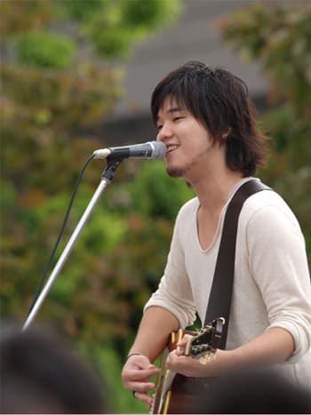 2007年デビュー当時の痩せていた秦基博さんの写真