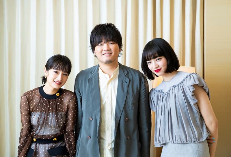 太った秦基博さんと女優・門脇麦さんと小松奈々さんのスリーショット写真