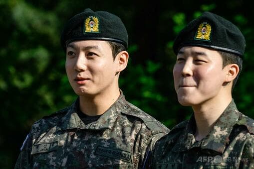 兵役期間を終え除隊したBTSジョングクさんとジミンさんのツーショット写真