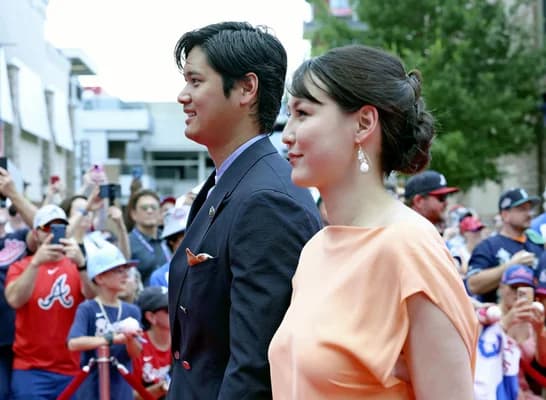 2025年オールスター戦のレッドカーペットに登場した大谷翔平選手と夫人の真美子さんの写真