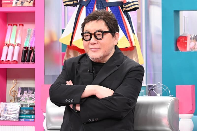 顔が変わったと話題になった秋元康の2025年最新の姿