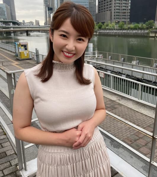 鷲尾千尋アナのバストが強調された写真