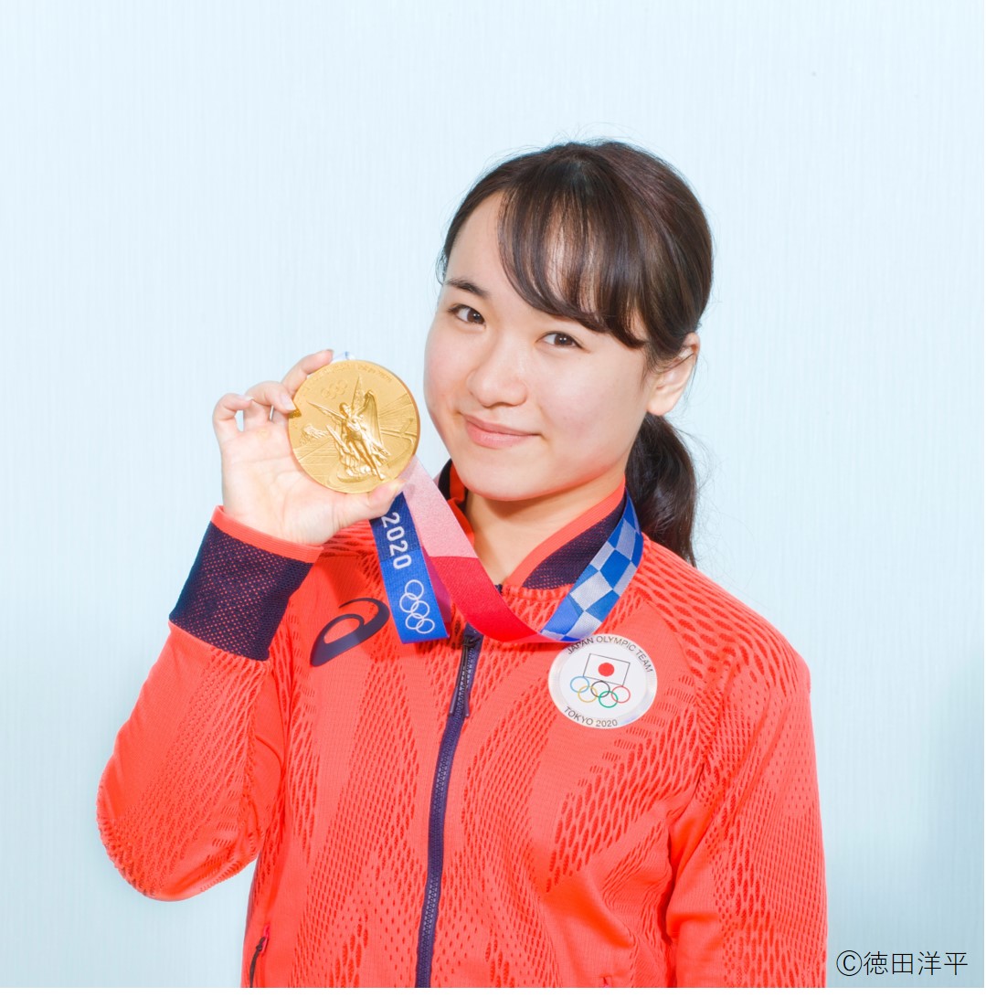 2021年、東京五輪金メダルを手にする伊藤美誠さんの画像