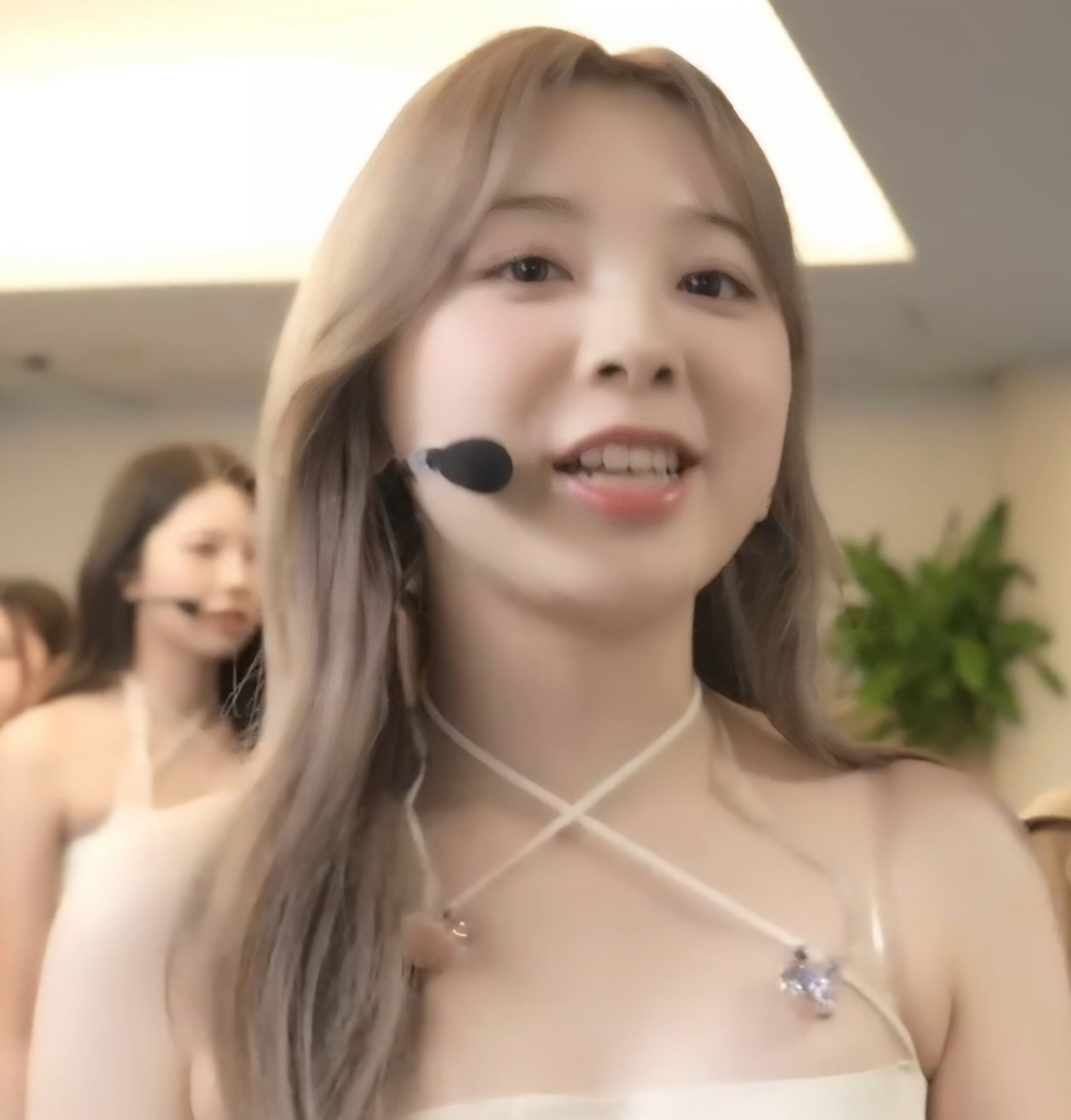 2023年のNiziUミイヒさんの前髪を分けたアッシュブラウンのロング