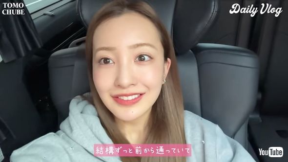 2024年の公式YouTubeで歯について話す板野友美