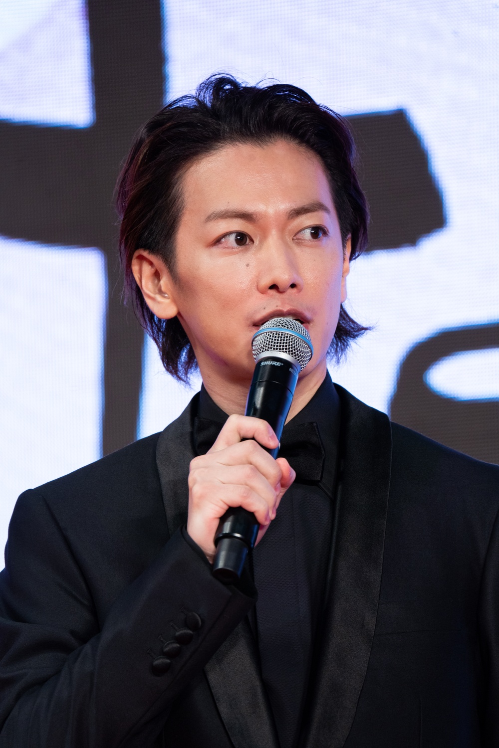 2019年の東京国際映画祭でマイクを持つ佐藤健