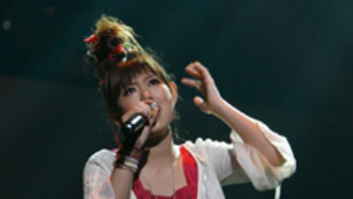 デビュー翌年の2007年にライブで歌う絢香さん
