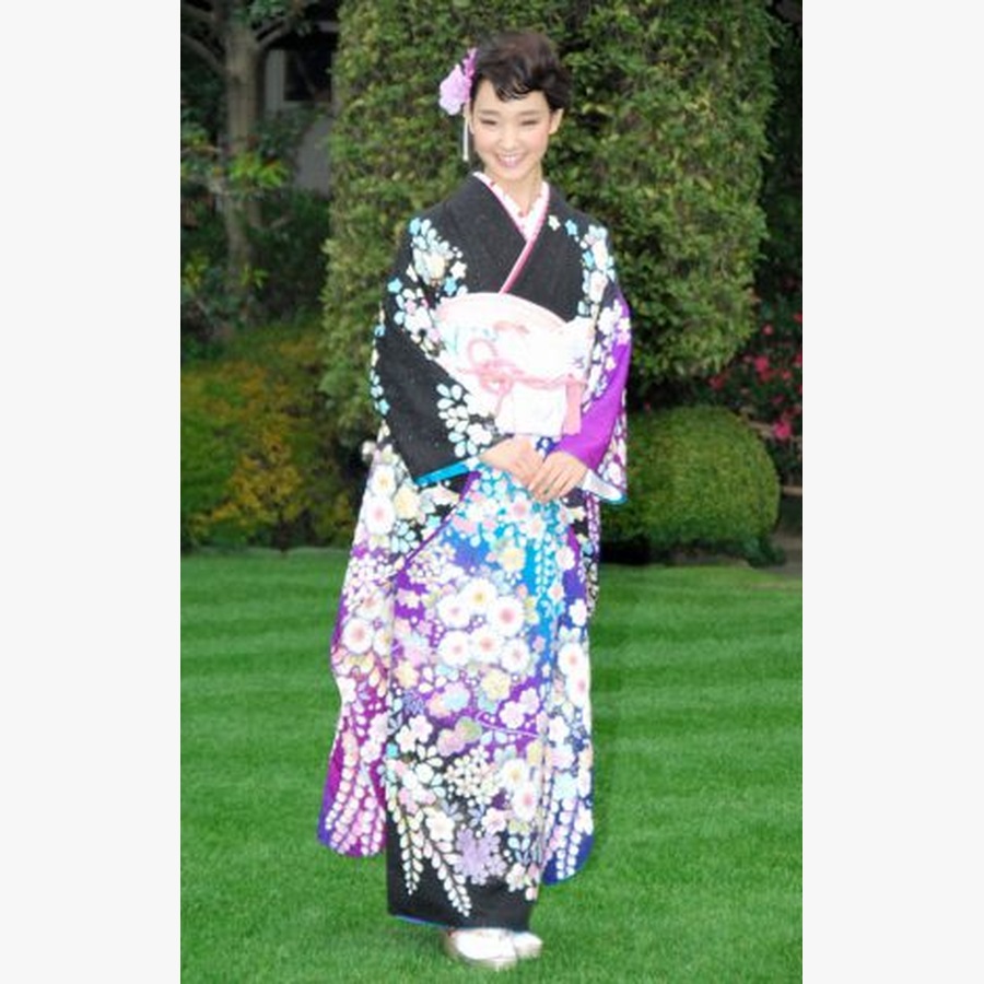 2011年の晴れ着姿でショートヘアだった剛力彩芽さん