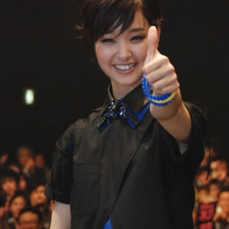 2013年に歌手デビュー曲を披露した剛力彩芽さん