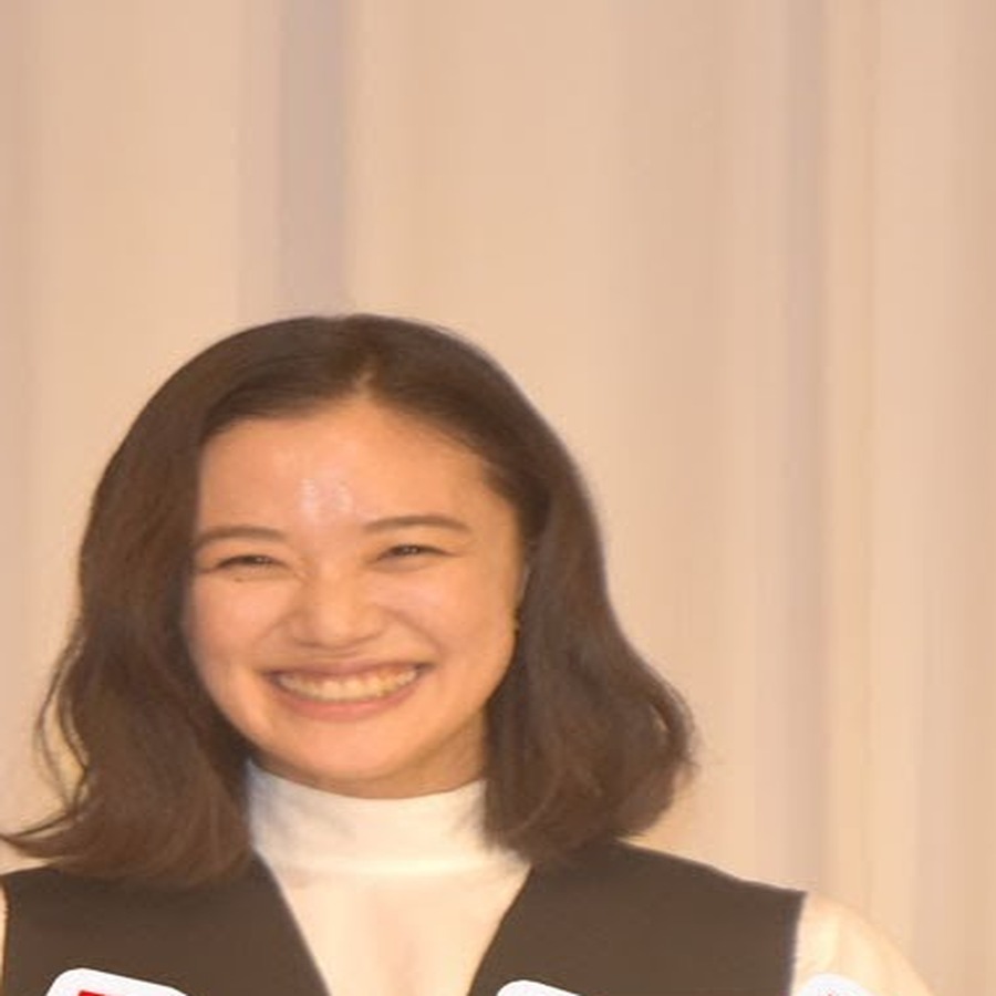 結婚会見に出席した2019年の蒼井優さん