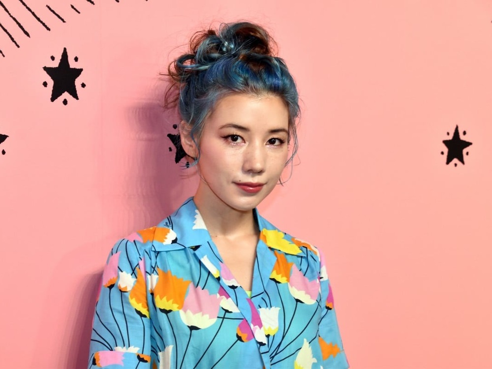2021年に青髪でイベントへ登場した仲里依紗さん