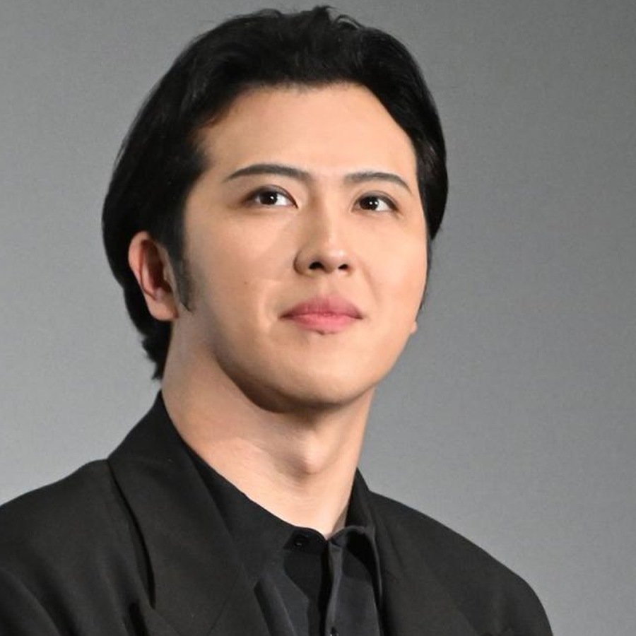黒いスーツで取材に応じた2025年の尾上松也さん