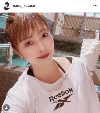 2026年7月のニュース掲載写真でReebokのシャツを着る片瀬那奈