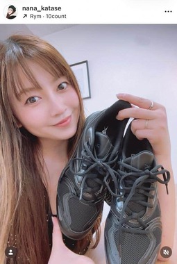 2026年7月のニュース掲載写真でスニーカーを紹介する片瀬那奈