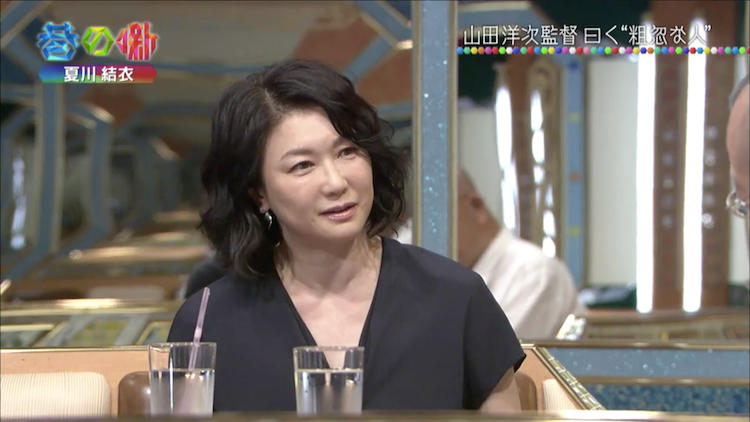 2018年『チマタの噺』に出演し黒い衣装で話す夏川結衣