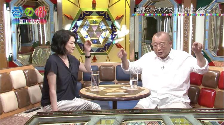 2018年『チマタの噺』で笑福亭鶴瓶と向き合って座る夏川結衣