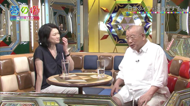 2018年『チマタの噺』で身ぶりを交えながら話す夏川結衣