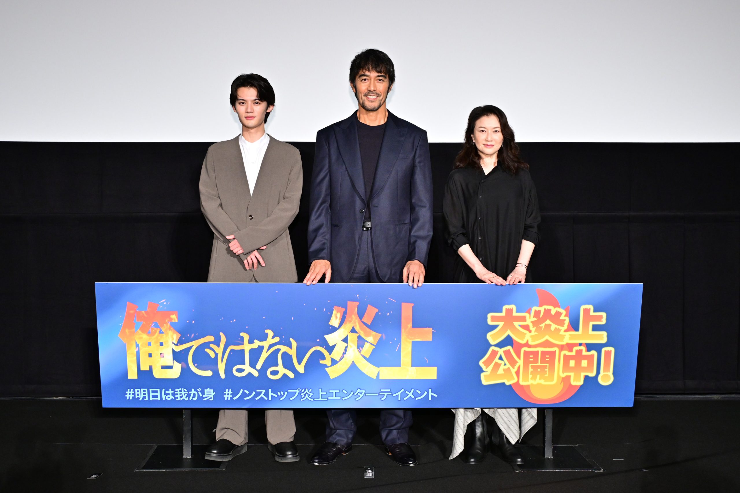 2025年10月8日の舞台挨拶に登壇した藤原大祐、阿部寛、夏川結衣