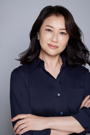 夏川結衣の公式プロフィールに掲載されている紺色のシャツ姿のポートレート