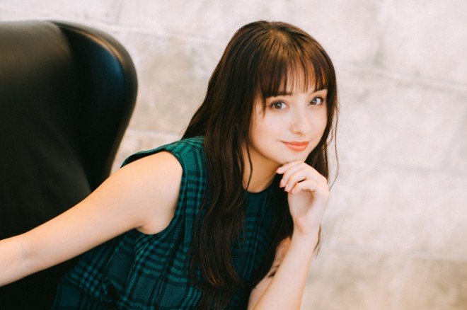 2020年の取材で椅子に座る石田ニコル