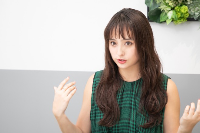 2020年のインタビューで身ぶりを交えて話す石田ニコル